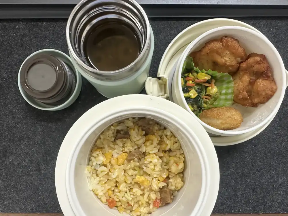 弁当（チャーハン、唐揚げ、コロッケ、スープ）
