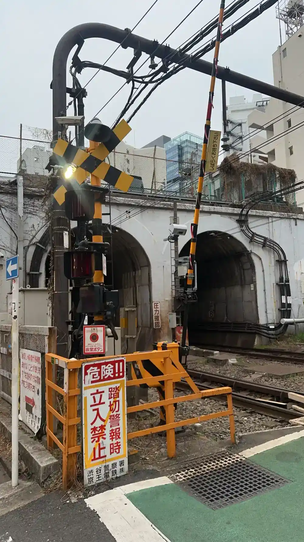 神泉駅付近の踏切