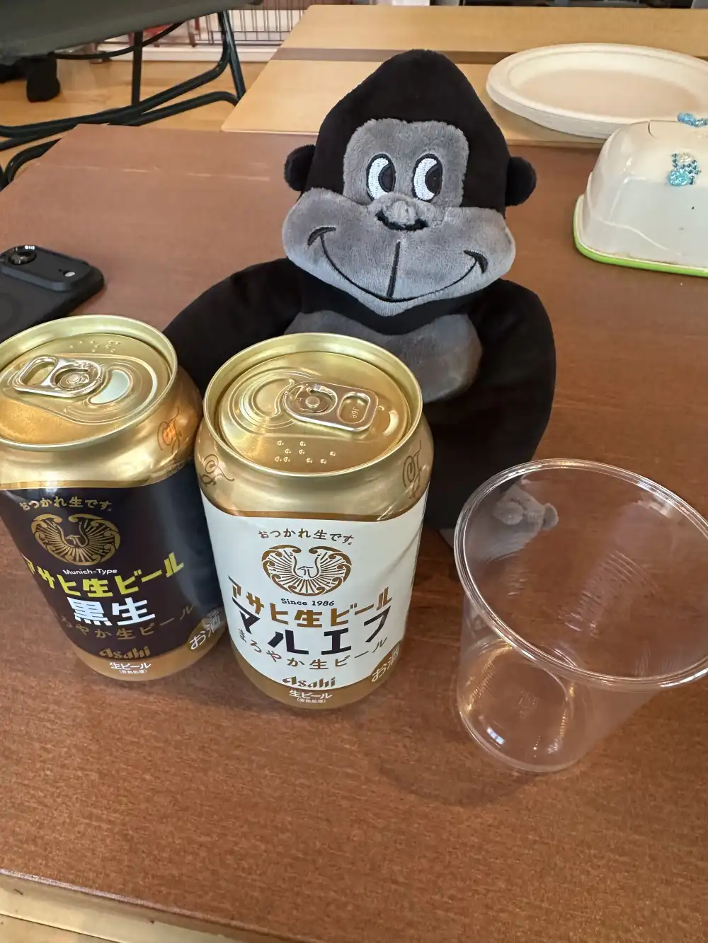 ビール缶とゴリラ