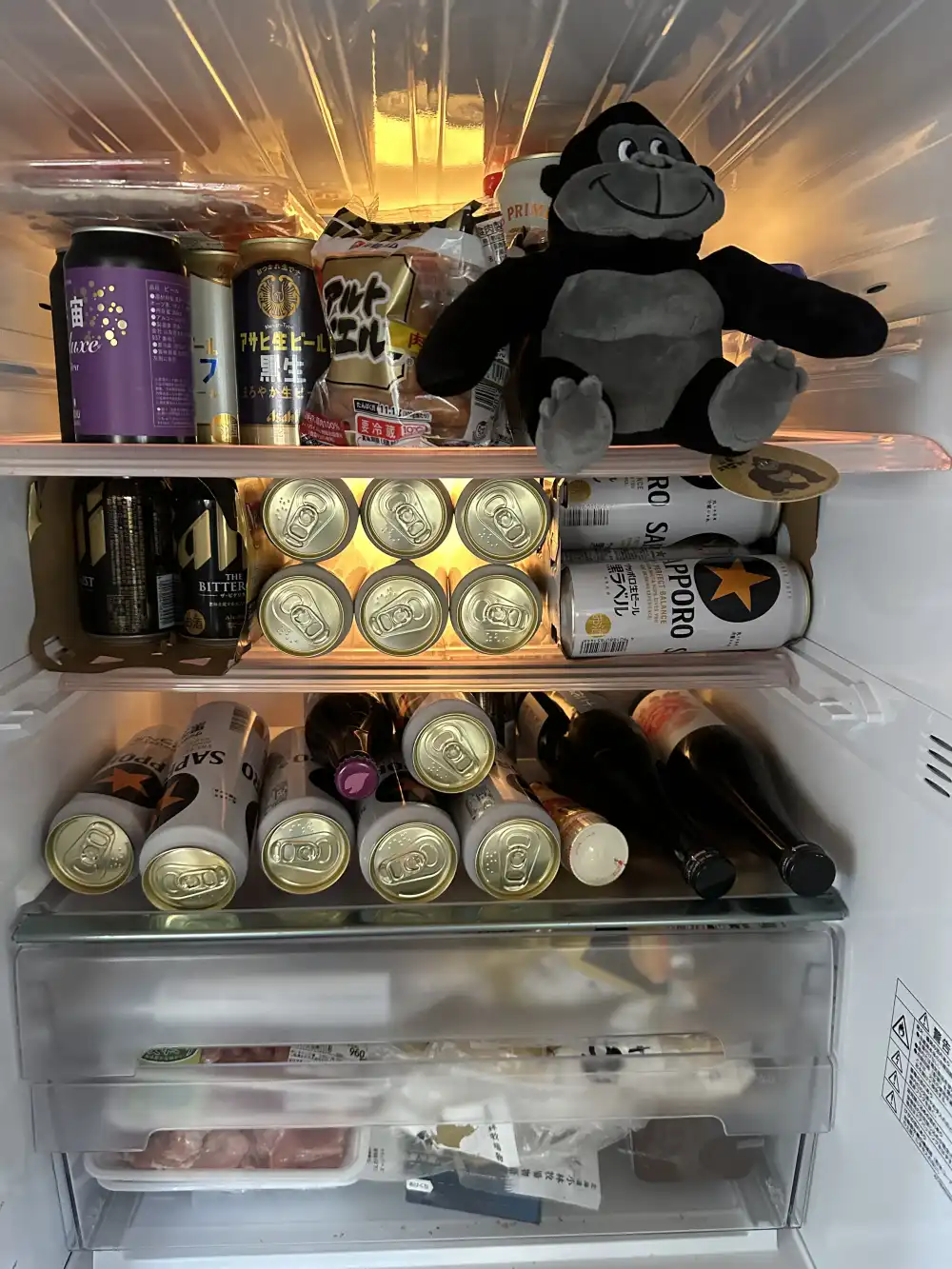 冷蔵庫のビールとゴリラ