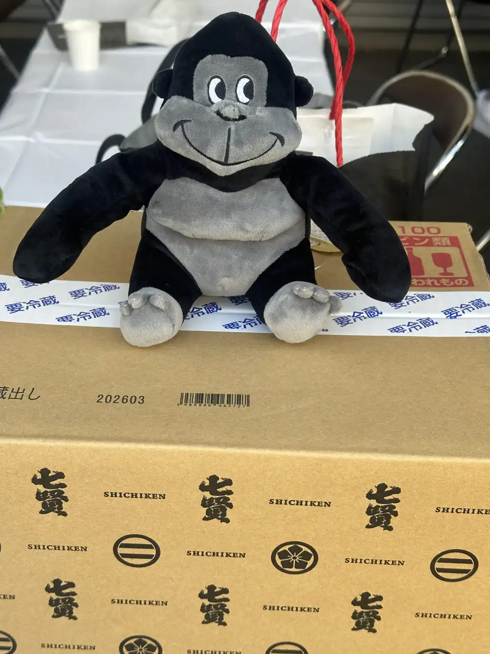 ゴリラのぬいぐるみと七賢の配送箱