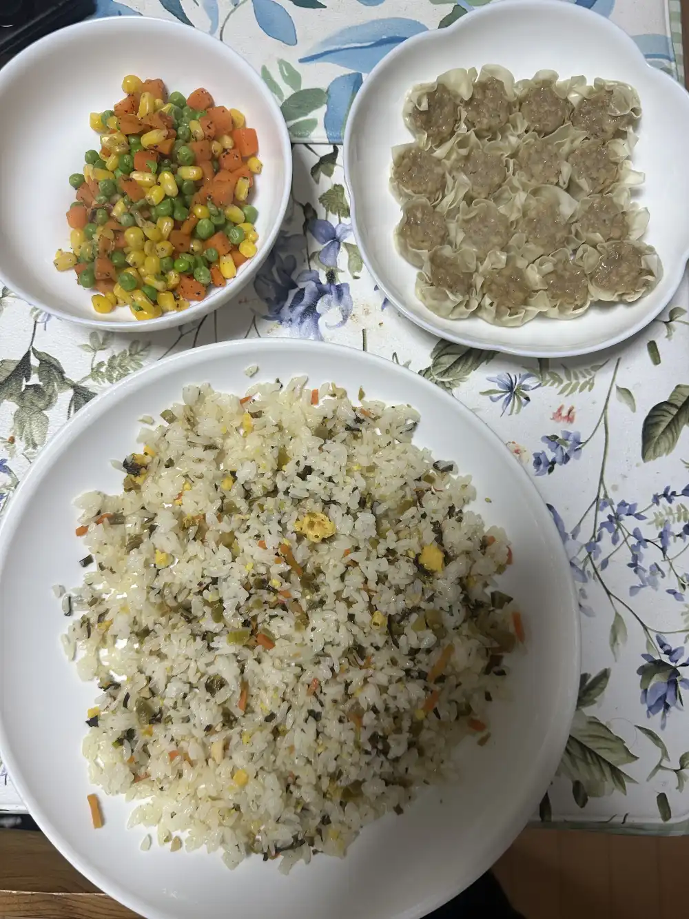 チャーハンとミックスベジタブルとシュウマイ