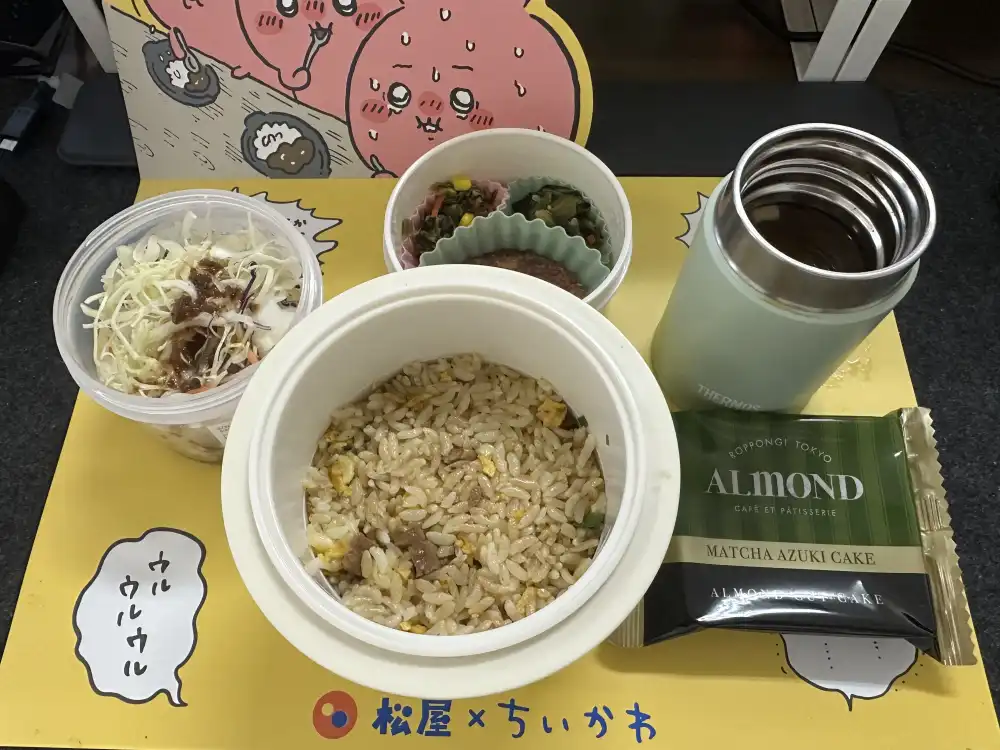 チャーハン弁当とサラダと抹茶小豆ケーキ