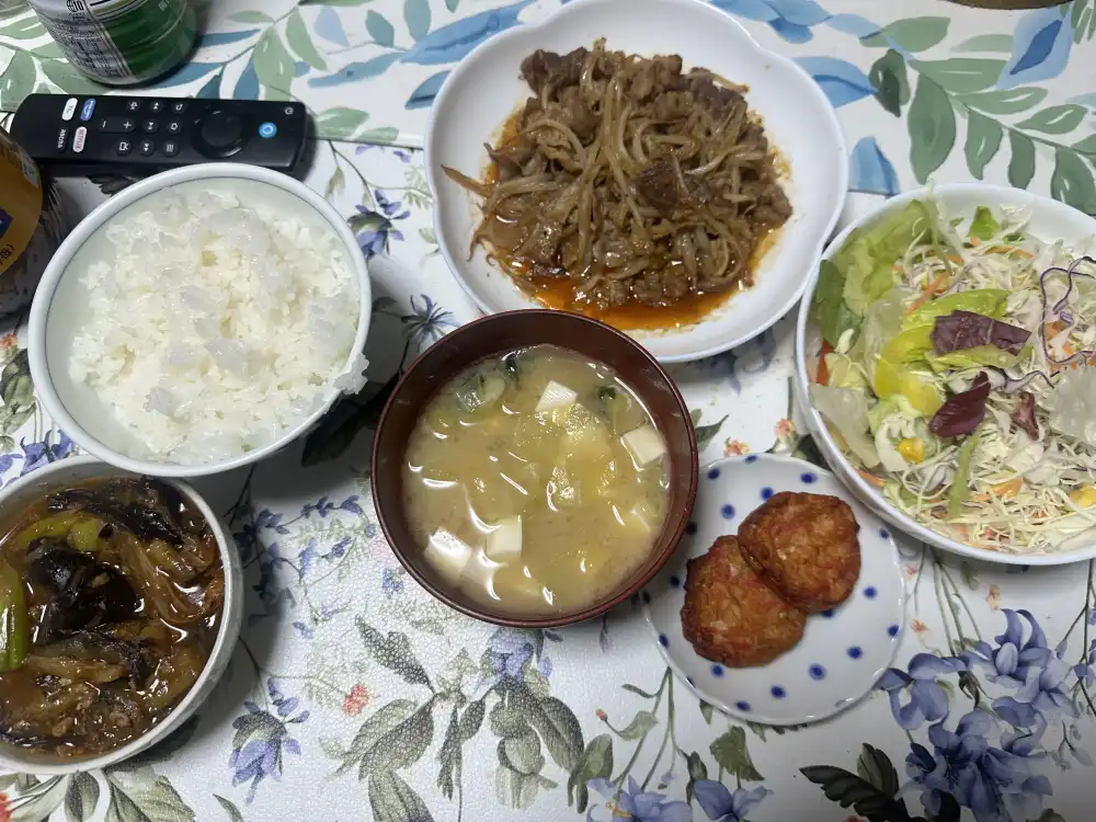 牛ごぼう炒めと味噌汁とメンチカツの晩ごはん