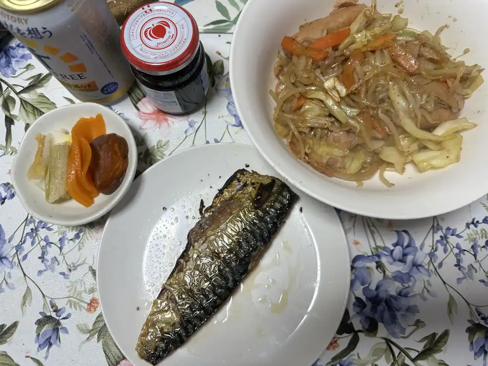 サバの塩焼きと野菜炒めの夕食
