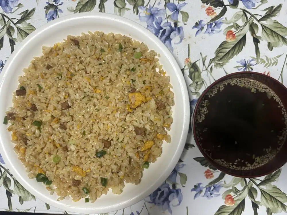チャーハンとスープの昼食