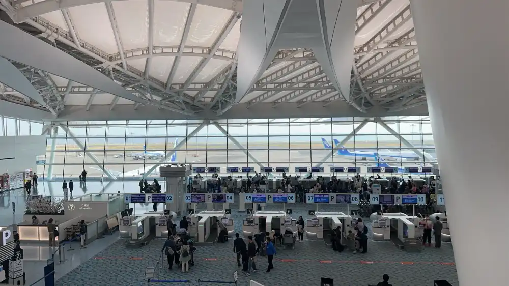 羽田空港のチェックインカウンター