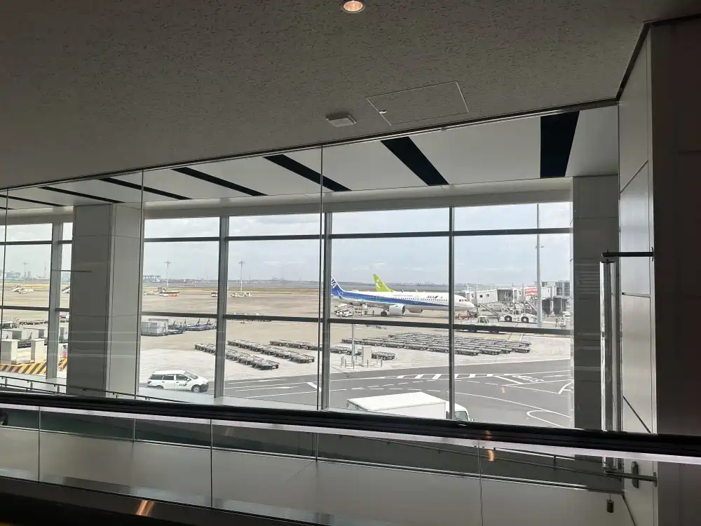 羽田空港の窓から見えるANA機