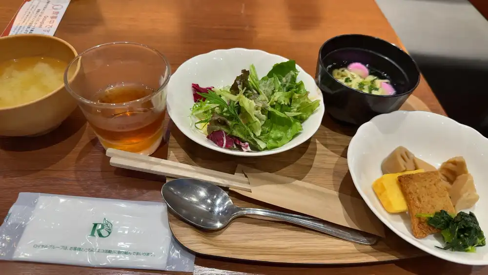 ホテルの朝食（サラダと和惣菜）