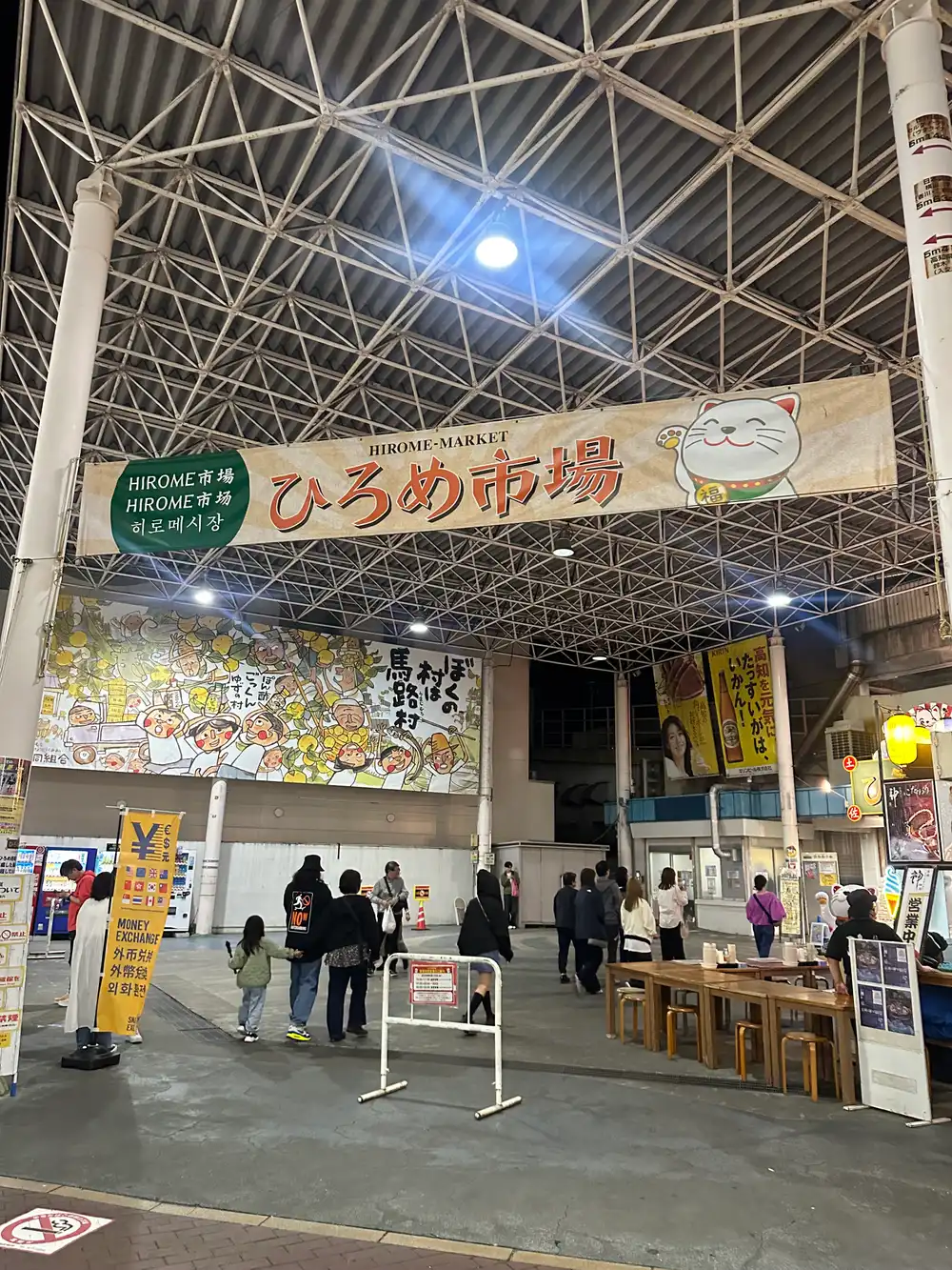 ひろめ市場の入口