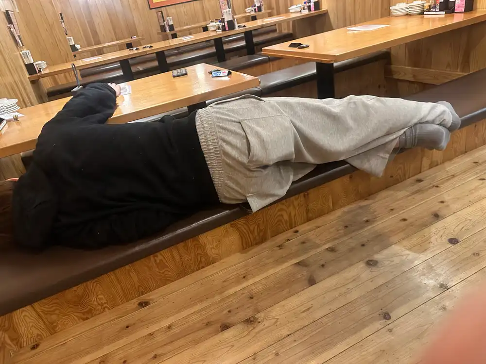 突っ伏してる人