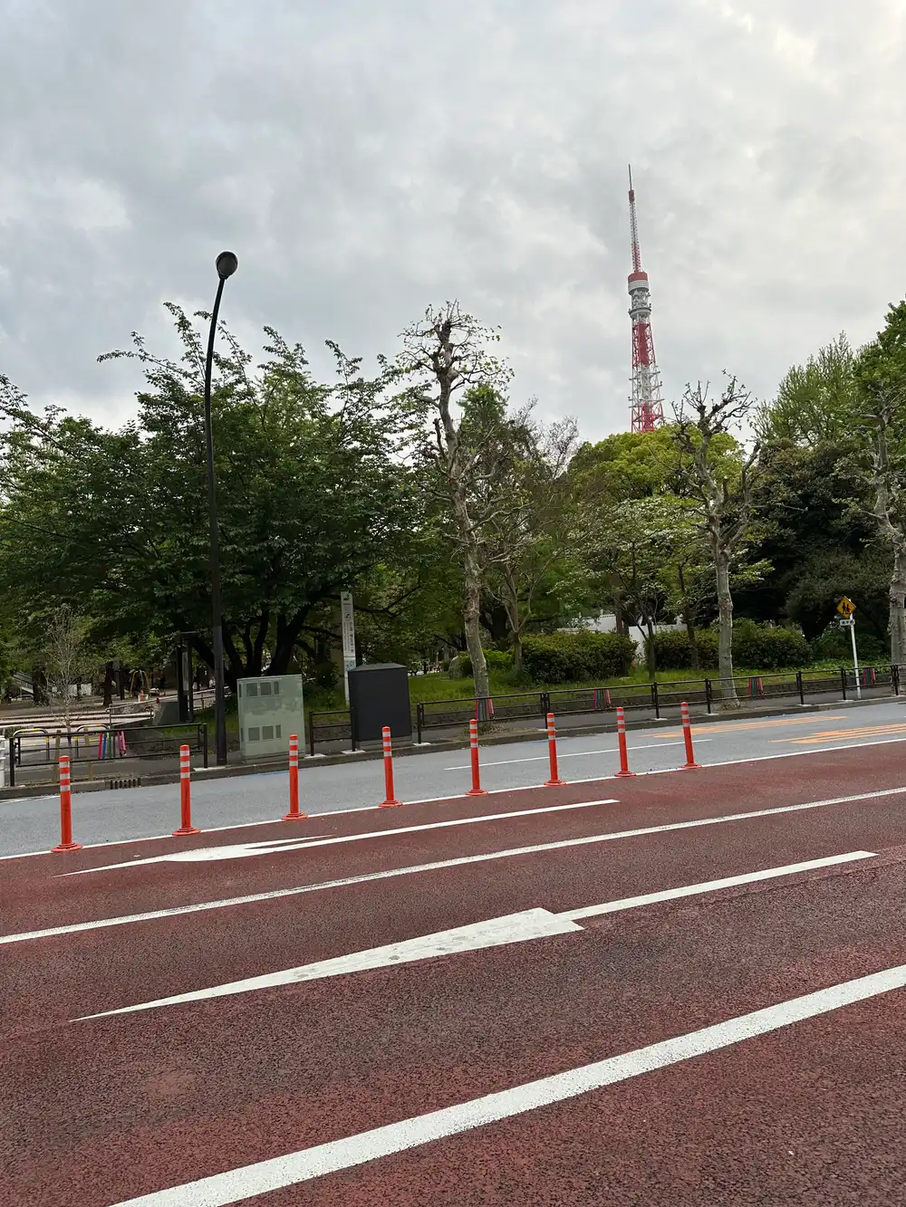 東京タワーが見える道路