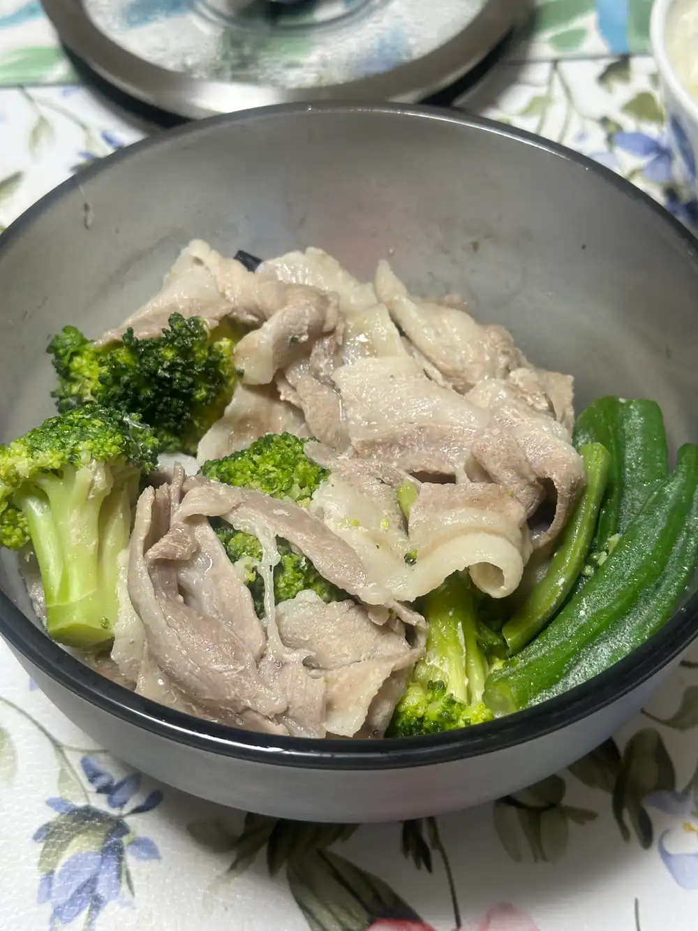 豚肉のブロッコリーオクラ添え