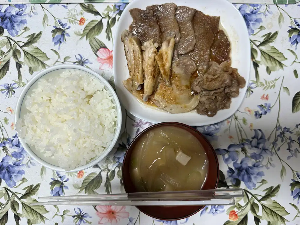 焼肉とご飯と味噌汁