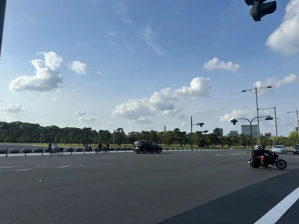 丸の内のビル群と横断歩道