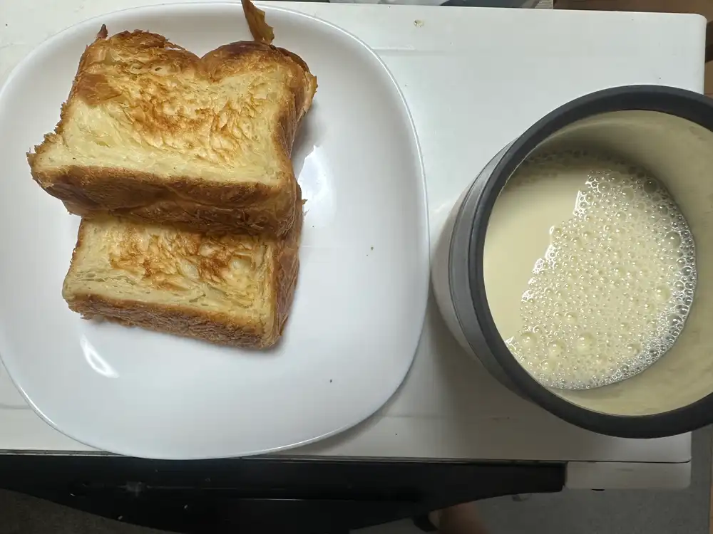 デニッシュブレッドとコーンスープ