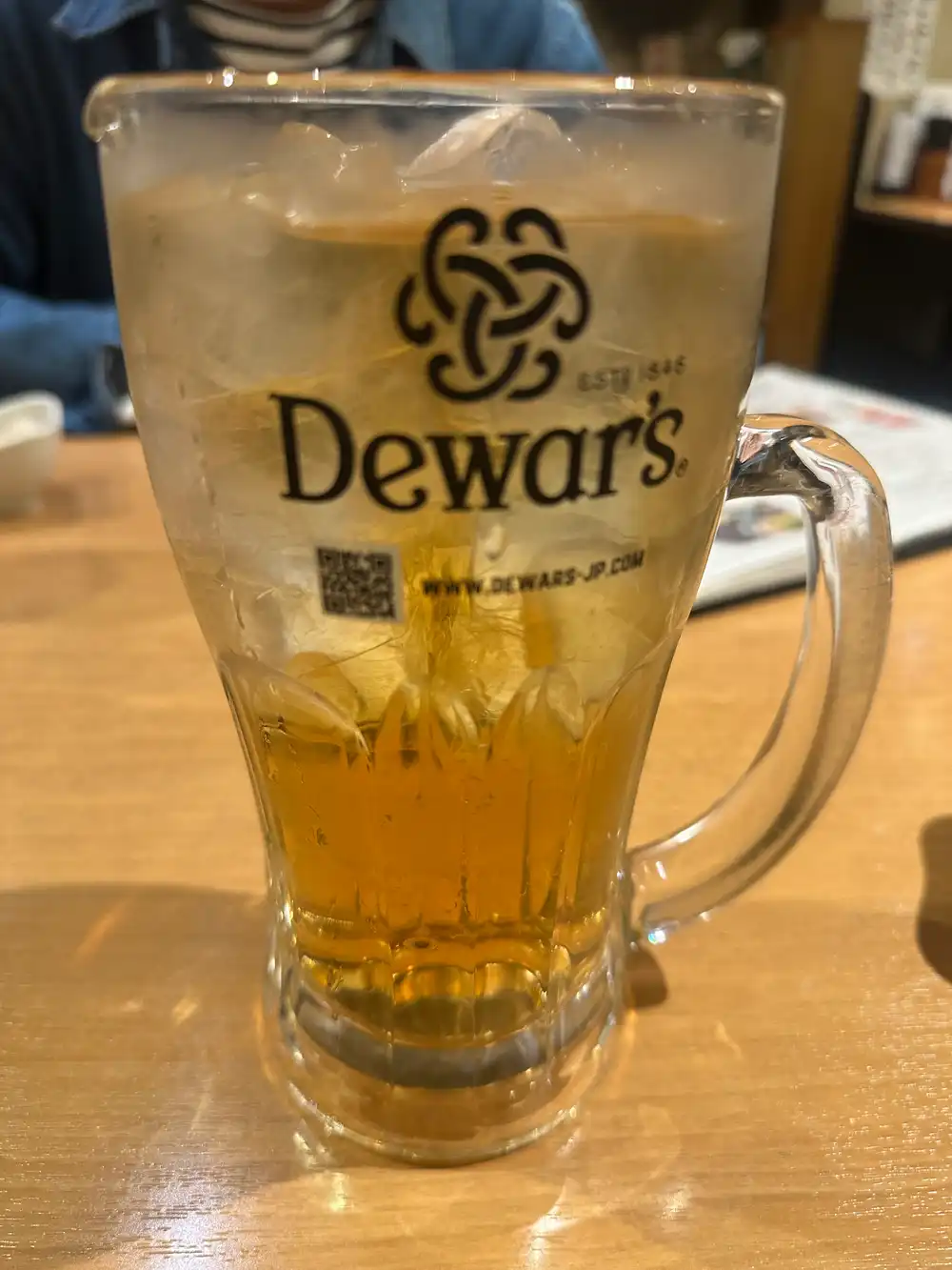 クソでかいDewar'sのジョッキに入ったコーン茶割