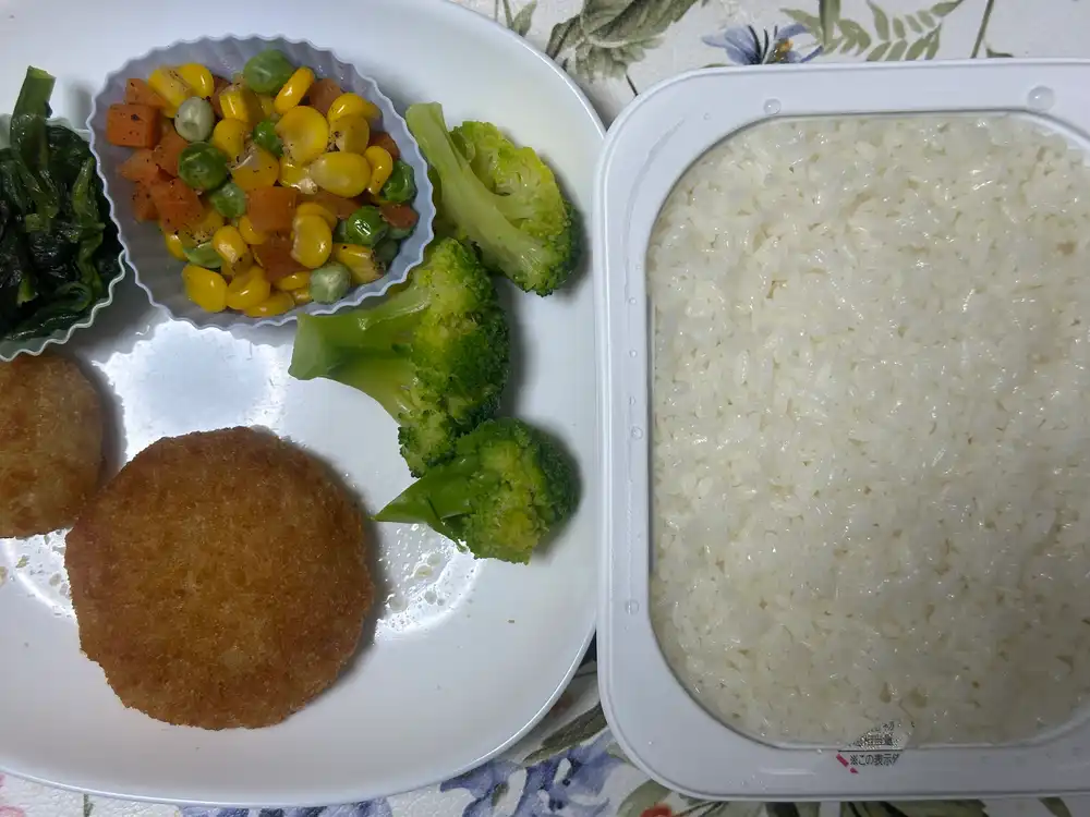 コロッケと温野菜とご飯の弁当