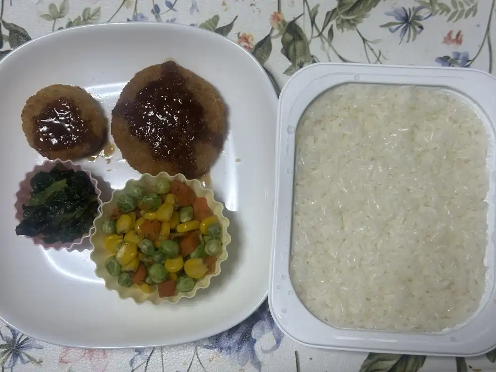 コロッケと野菜とご飯