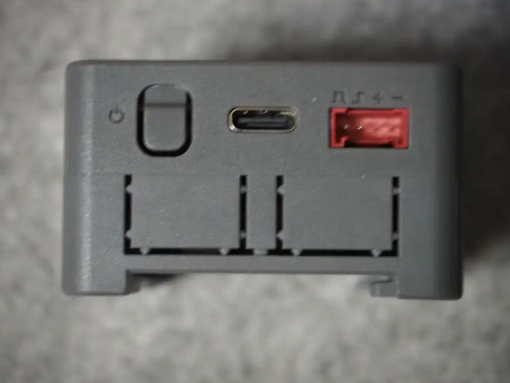 本体側面の赤いPort A
