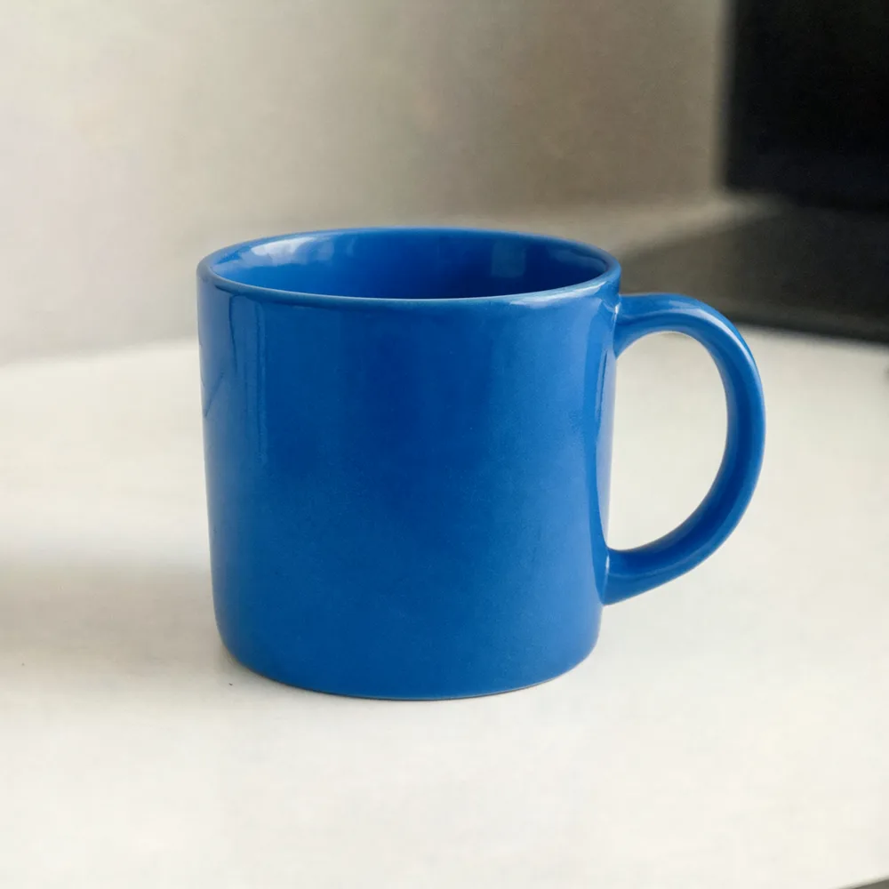 SeFi-Image 2B turboで生成した青いセラミックマグカップ。1Bと同一プロンプト・同一seedで質感の破綻なし